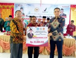 Ade Rezki Pratama Serahkan Beasiswa di SMA N 1 Banuhampu senilai Rp 36 Juta