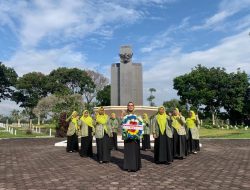 Paguyuban Ibu-Ibu Melakukan Ziarah dan Tabur Bunga di Mahkam Pahlawan Payalumbuh
