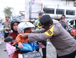 Kapolres Kampar Bagi-Bagi Helm Dalam Rangka Ops Keselamatan Lancang Kuning 2023