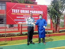 Warga Binaan dan Pegawai Lapas Kelas II Bukittinggi Evaluasi Kerja Lapas Dengan Tes Urine Narkoba
