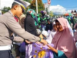 Diinisiasi S3, Kasat Lantas Bukittinggi Bagikan Sembako Gratis