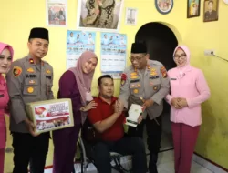 Peduli, Dua Personil Polres Kampar Yang Sakit di Jenguk Kapolres