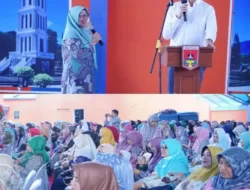 Walikota Bukittinggi Serahkan Honor Kader PPKBK, sub PPKBK, kader Poktan (BKB, BKL, BKR) dan TPK Januari-April 2023
