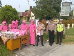 Kapolsek Kampar Bersama Bhayangkari Bagikan Takjil Di Jalan Raya Bangkinang Pekanbaru Di Desa Bukit Ranah
