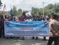 Ratusan  Anggota F SPTI Kampar Demo dikantor Bupati Kampar