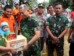 Dandim 0313/KPR Dampingi Danrem 031/WB Berikan Bantuan Sembako kepada Korban Banjir.