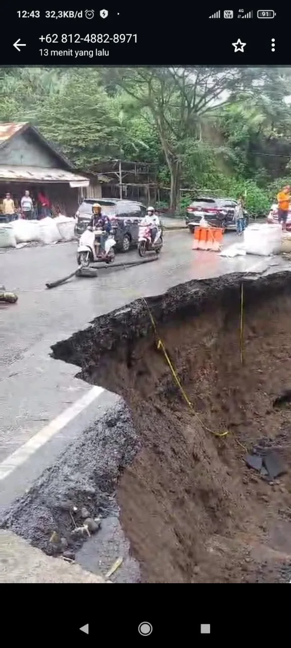 Jalan Kelok Antu Aia Angek Padang Panjang Amblas. Arus Lalin Diberlakukan Buka Tutup