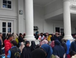 Lebih Dari 1000 Orang Mengantri di Rumah Dinas Walikota Bukittinggi