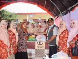 Ketua DWP Kota Bukittinggi Serahkan Bantuan Untuk Korban Bencana Alam
