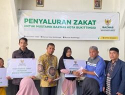 Para Mustahik Dapatkan Bantuan Dana Zakat dari BAZNAS Bukittinggi 
