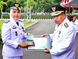 Bupati Agam Serahkan  Langsung Piagam Penghargaan Untuk Kecamatan Ampek Nagari