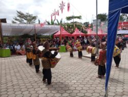 Wako Bukittinggi diwakili Kadis Dikbud Buka Festival ke 2 Tambua Antar Sanggar Paguyuban Tingkat SD se Kota Bukittinggi Tahun 2024 di SDN 09 Manggis