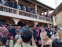 Ratusan Warga Jorong Sawah Liek, Nagari Batagak Berbondong-Bondong Menyambut kedatangan Mahyeldi dan Beni Warlis Dalam Memperingati Maulid Nabi Muhammad SAW