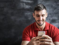 Orang yang Menghindari Kekakuan dengan HP, Umumnya Miliki 6 Sifat Ini