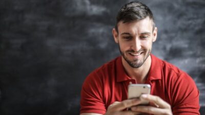 Orang yang Menghindari Kekakuan dengan HP, Umumnya Miliki 6 Sifat Ini