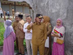 Bupati Solok Jon Firman Pandu Serahkan Bantuan kepada Masyarakat saat Kunjungan ke Nagari Surian dan Nagari Sungai Nanam