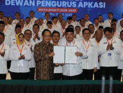 Mendagri Tito Karnavian Lantik Bupati Solok Jon Firman Pandu sebagai Wakil Ketua Umum APKASI