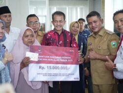 Bupati Solok Serahkan Bantuan dari Kementerian Sosial kepada Korban Kebakaran di Kabupaten Solok