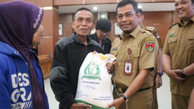 Pemko Bukittinggi Salurkan Bantuan Beras Cadangan Pangan untuk 4.937 KPM