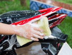Masih Cuci Motor dengan Sabun Cuci Piring? Ini Bahayanya