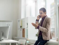 Jika Masih Telepon Daripada Chat, Psikologi Ungkap 5 Kualitas Berbedamu