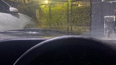 Bercak Air di Kaca Mobil Tak Kunjung Hilang? Ini Solusinya!