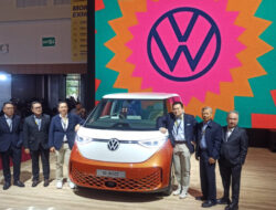 Ekraf Kolaborasi dengan Volkswagen: Karya Lokal Tampil di Mobil Listrik!