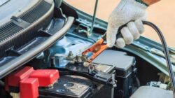 Kenali Penyebab Aki Mobil Bocor