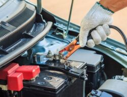 Kenali Penyebab Aki Mobil Bocor