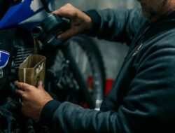 5 Kesalahan Umum Saat Beli Oli Motor yang Sering Diabaikan Biker!