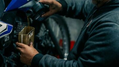 5 Kesalahan Umum Saat Beli Oli Motor yang Sering Diabaikan Biker!