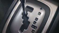 6 Cara Mengemudi Mundur dengan Mobil Matik, Langkah ke 4 Paling Penting