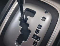 6 Cara Mengemudi Mundur dengan Mobil Matik, Langkah ke 4 Paling Penting