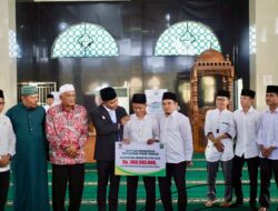 Bupati Solok Lepas Mahasiswa ke Timur Tengah dan Serahkan Reward Umroh ASN Terbaik