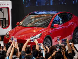 Tesla Model Y Tanpa Kamuflase Terlihat di Jalan, Siap Debut “Musim Gugur Emas”