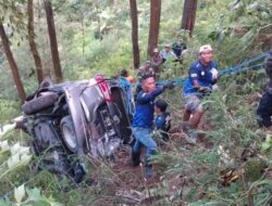 Bencana Maut di Jalur Pacet, Kijang Innova Hancur di Jurang 30 Meter