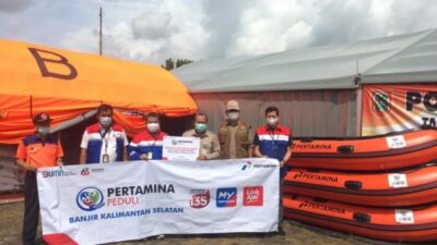Dukung Ekonomi Daerah, Bank Kalsel Bantu Gerobak dan Tenda Pedagang Lapangan Dwiwarna