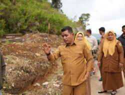Tanggapi Keluhan Masyarakat, Bupati Solok Turun Langsung Lihat Kondisi Jalan di Jorong Kampuang Dalam Tangah Nagari Kampuang Batu Dalam