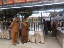 Kepsek SMAN 2 Bukittinggi Pantau Antusias Siswa Nikmati Menu Perdana MBG