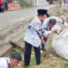 Wabup Solok Gelar Aksi Bersihkan Sampah Bersama Disela HUT PGRI yang ke- 80