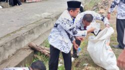 Wabup Solok Gelar Aksi Bersihkan Sampah Bersama Disela HUT PGRI yang ke- 80