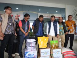 Bupati Jon Firman Pandu Terima Bantuan untuk Korban Bencana dari Direksi Bank Nagari