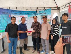 Kominfo Solok Salurkan Bantuan Tunai untuk Korban Bencana