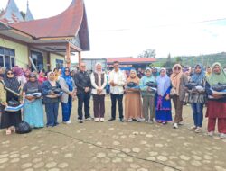 Ny. Nia Jon Firman Pandu Hadir di Tengah Warga Aia Dingin, Operasi Pasar Murah Jadi Harapan Pascabencana