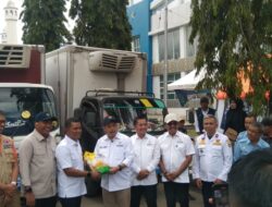 Ketum APKASI Serahkan Bantuan ke Korban Bencana Hidrometeorologi di Kabupaten Solok