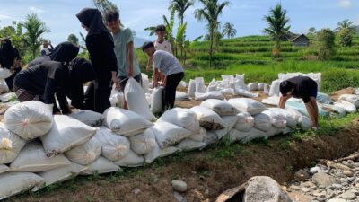 Mahasiswa STKIP Ahlussunnah Turun ke Nagari, Bantu Pemulihan Pascabencana Longsor di Solok