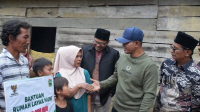 Bupati Solok Serahkan Bantuan Rumah Layak Huni di Nagari Simpang Tanjung Nan Ampek
