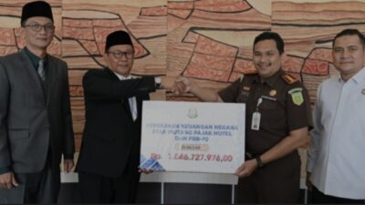 Walikota Bukittinggi Ganjar Penghargaan Kepada Kejari Bukittinggi Dalam Peran Mediasi Ungkap Tunggakan Pajak Miliaran