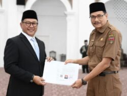 Ramlan Nurmatias Serahkan SK PNS dan Ambil Sumpah 58 Pegawai di Bukittinggi