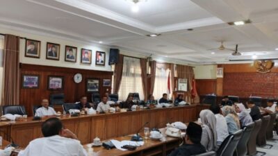 Sopir Angkot Keluhkan Trayek hingga Persaingan Transportasi Ke DPRD  Bukittinggi 